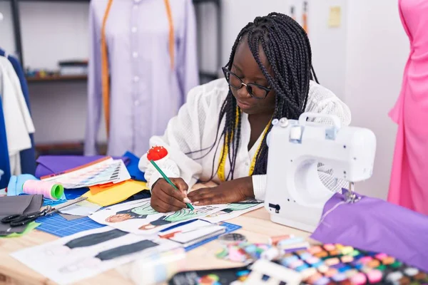 Terzi Dükkanında Afrikalı Amerikalı Kadın Terzi Elbise Tasarımı Çiziyor — Stok fotoğraf