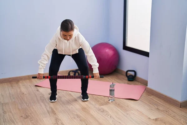 Middle Age Woman Smiling Confident Training Using Bar Sport Center — 图库照片