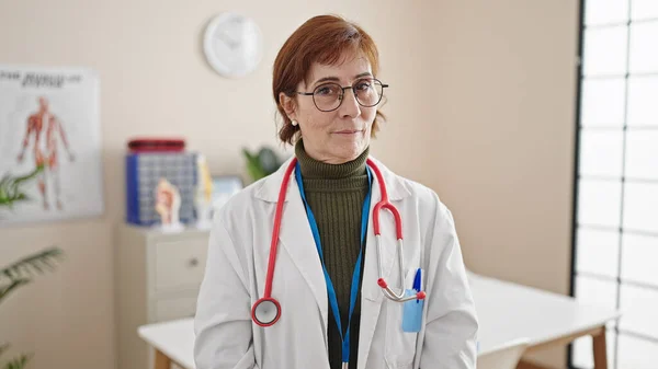 成熟的惊慌失措的女医生站在诊所里 表情严肃 — 图库照片