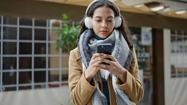 Ung Vacker Latinamerikansk Kvinna Lyssnar Musik Med Smartphone Caféets Terrass — Stockfoto
