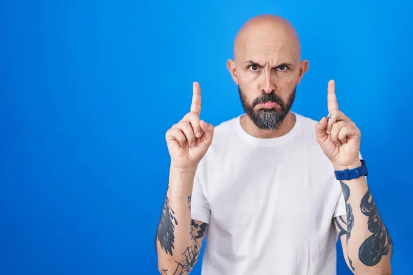 Spanyol Férfi Tetoválásokkal Áll Kék Háttér Felett Szomorú Zaklatott Jelezve — Stock Fotó