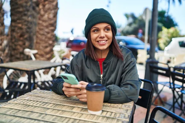Young Beautiful Hispanic Woman Using Smartphone Drinking Coffee Coffee Shop — Stock Photo, Image