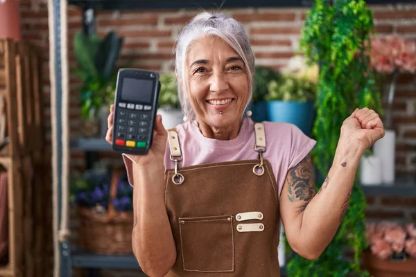 Çiçekçi Dükkanında Çalışan Orta Yaşlı Bir Kadın Elinde Veri Bankasıyla — Stok fotoğraf