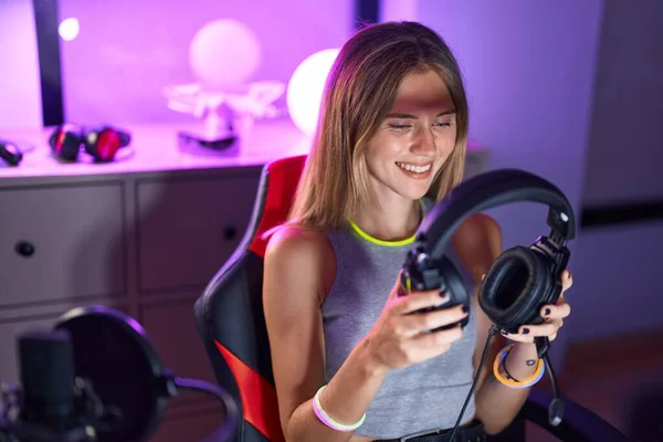 Young Blonde Woman Streamer Playing Video Game Holding Headphones Gaming — Stock Photo, Image