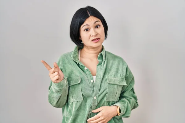 Jonge Aziatische Vrouw Staan Witte Achtergrond Wijzen Opzij Bezorgd Nerveus — Stockfoto