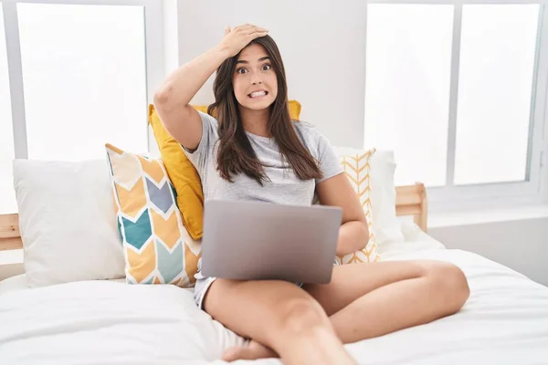 Hispanic Kvinna Med Hjälp Dator Laptop Sängen Stressad Och Frustrerad — Stockfoto