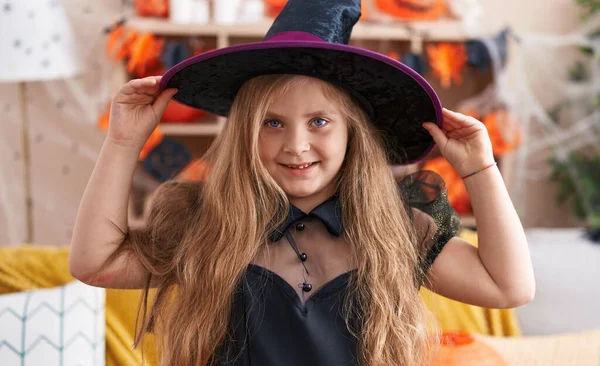 Roztomilé Blondýny Dívka Sobě Čarodějnice Kostým Halloween Party Doma — Stock fotografie