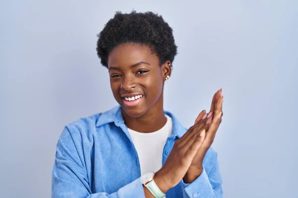Африканская Американка Стоящая Синем Фоне Хлопая Аплодируя Счастливым Радостным Улыбающимся — стоковое фото