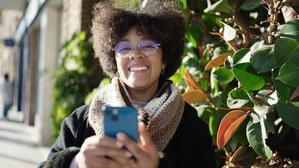 Young African American Woman Smiling Confident Using Smartphone Street — ストック写真