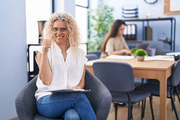 Wanita Paruh Baya Yang Bekerja Kantor Memegang Papan Klip Tersenyum — Stok Foto