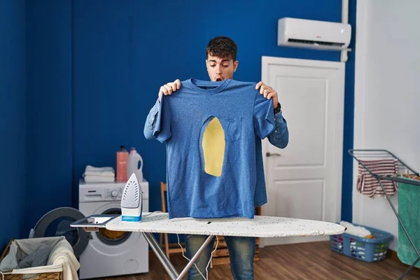Jovem Hispânico Homem Engomar Segurando Queimado Camisa Ferro Lavanderia Com — Fotografia de Stock