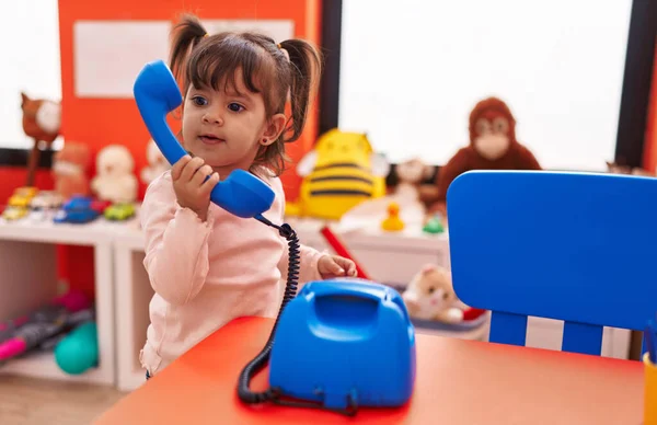 Очаровательная Латиноамериканка Играющая Телефонную Игрушку Сидящую Столе Детском Саду — стоковое фото