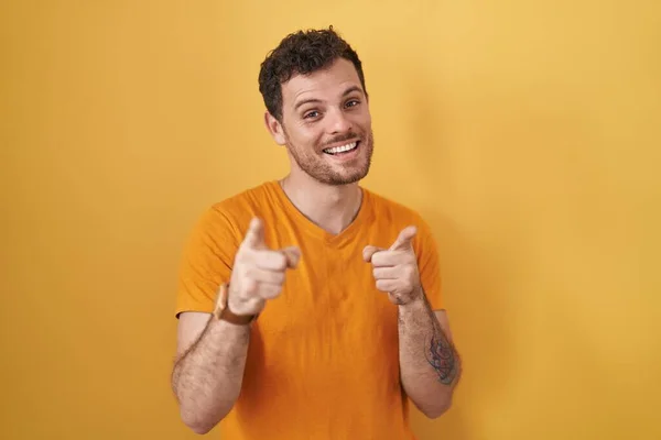 Young Hispanic Man Standing Yellow Background Pointing Fingers Camera Happy — Fotografia de Stock