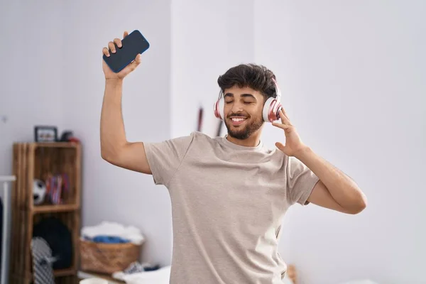 Νεαρός Άραβας Ακούει Μουσική Και Χορεύει Στην Κρεβατοκάμαρα — Φωτογραφία Αρχείου