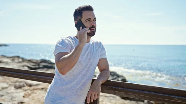 Ung Latinamerikansk Man Talar Smartphone Vid Havet — Stockfoto