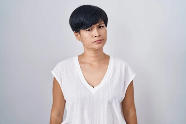 Mladá Asiatka Krátkými Vlasy Stojící Nad Izolovaným Pozadím Skeptická Nervózní — Stock fotografie