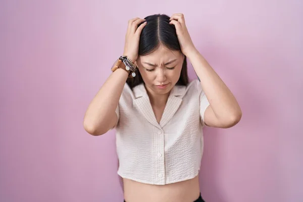 분홍색 중국의 여성은 편두통때문에 극도로 절망적 스트레스를 있었습니다 머리에 — 스톡 사진