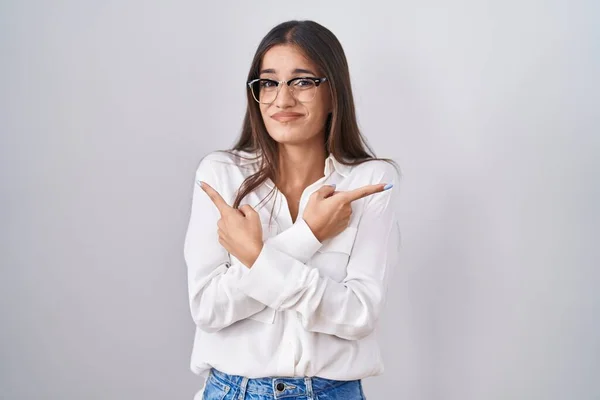 Gözlüklü Genç Esmer Kadın Iki Tarafı Parmaklarıyla Işaret Ediyor Farklı — Stok fotoğraf