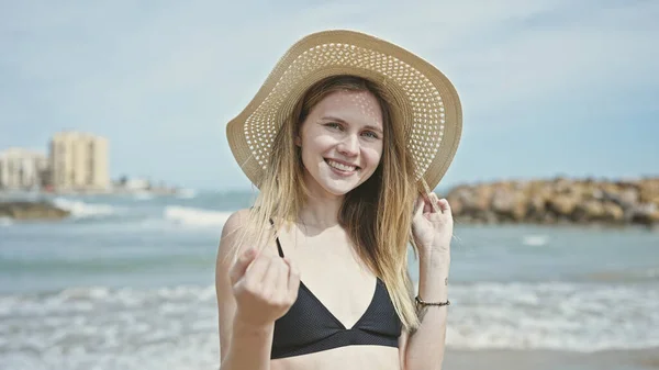 Junge Blonde Touristin Mit Bikini Und Sommermütze Lächelt Strand — Stockfoto
