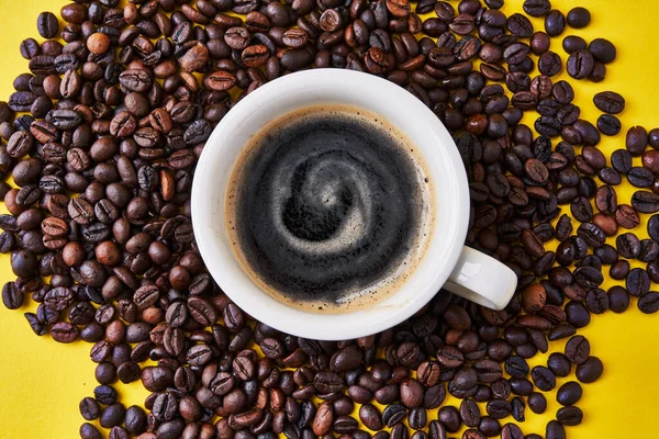 Una Tazza Espresso Chicchi Caffè Sfondo Giallo — Foto Stock