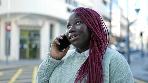 髪の毛を編んだアフリカ人女性が路上で電話で話す — ストック写真