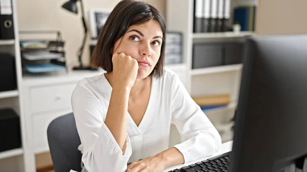 オフィスでコンピュータ思考を使用して若い美しいヒスパニック系女性のビジネスワーカー — ストック写真
