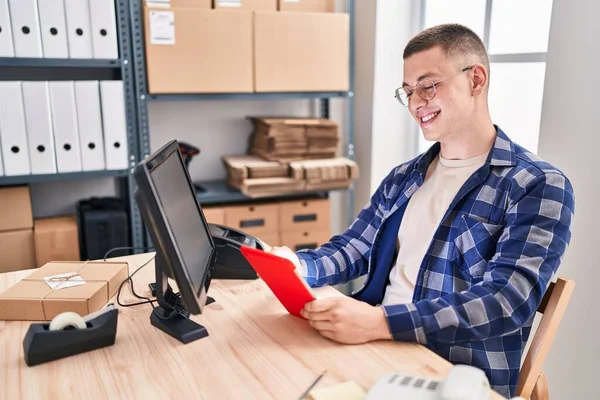 Young Hispanic Man Ecommerce Business Worker Using Touchpad Office — Stock Photo, Image