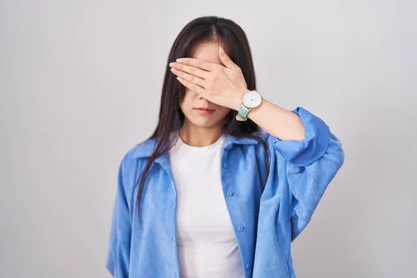 Mulher Chinesa Jovem Sobre Fundo Branco Cobrindo Olhos Com Mão — Fotografia de Stock