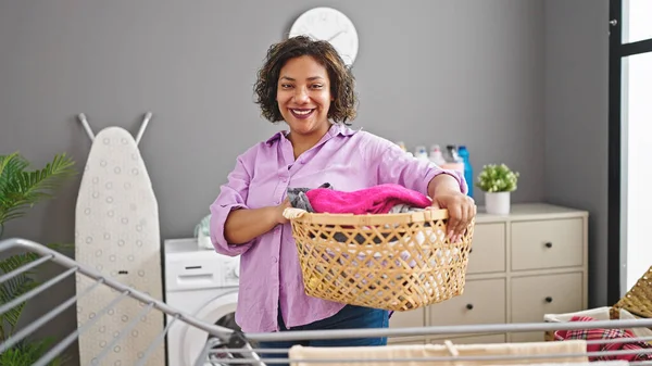 Young Beautiful Latin Woman Smiling Confident Holding Basket Clothes Laundry — Zdjęcie stockowe