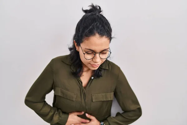 消化不良 痛みを伴う病気が体調不良のため 胃の上に手で孤立した背景の上に立って暗い髪を持つヒスパニック系の女性 キャッシュ コンセプト — ストック写真