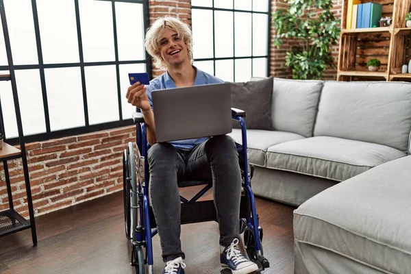 Mladý Blondýnka Muž Pomocí Notebooku Kreditní Karty Sedí Invalidním Vozíku — Stock fotografie