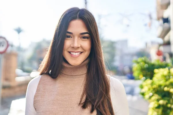 Wanita Cantik Hispanik Muda Tersenyum Berdiri Percaya Diri Jalan — Stok Foto