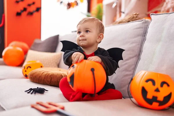 Garoto Caucasiano Adorável Vestindo Traje Morcego Tendo Festa Halloween Casa — Fotografia de Stock