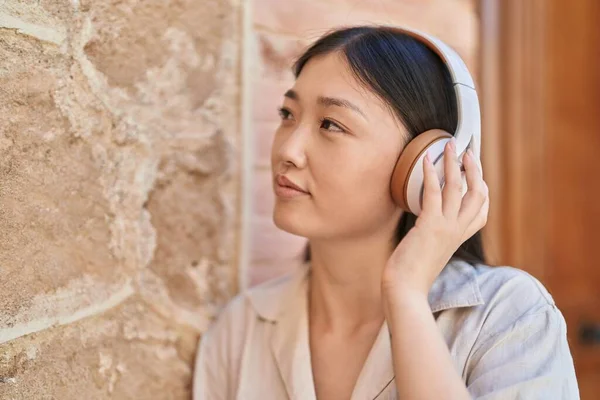 Chinesin Hört Musik Auf Der Straße — Stockfoto