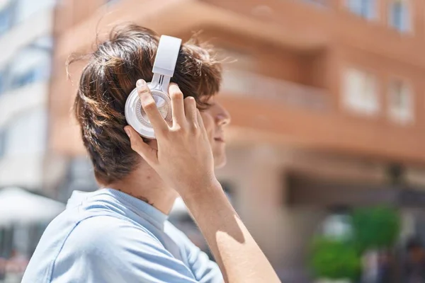 Young Blond Man Listening Music Street — Fotografia de Stock