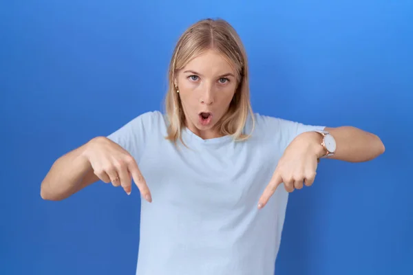 Mladá Běloška Neformální Modré Tričko Ukazující Dolů Prsty Ukazujícími Reklamu — Stock fotografie