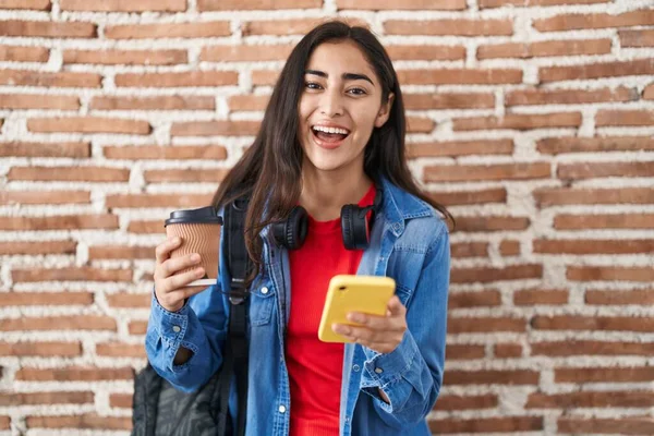 Ung Tonåring Flicka Bär Student Ryggsäck Med Smartphone Ler Och — Stockfoto