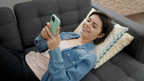 Young Caucasian Woman Using Smartphone Lying Sofa Home — Stock Photo, Image