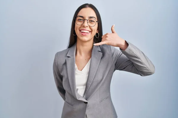 Die Hispanische Geschäftsfrau Mit Brille Lächelt Und Macht Telefongesten Mit — Stockfoto