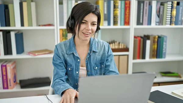 Giovane Studentessa Caucasica Che Utilizza Computer Indossando Cuffie Classe Universitaria — Foto Stock