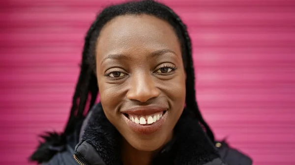 Afričanky Americká Žena Usmívající Sebevědomě Stojící Nad Izolované Růžové Metalické — Stock fotografie