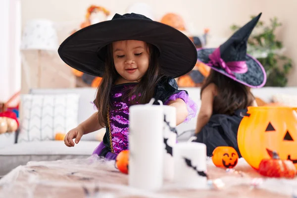 Sevimli Ikiz Kızlar Cadılar Bayramı Partisi Veriyor Evde Kendinden Emin — Stok fotoğraf