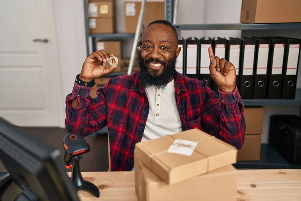 Afroamerikansk Man Som Jobbar Småföretag Handel Håller Bitcoin Förvånad Med — Stockfoto