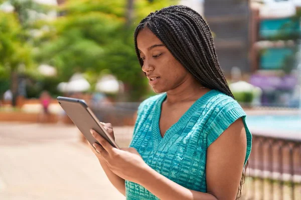 Africano Americano Mulher Usando Touchpad Com Expressão Séria Parque — Fotografia de Stock