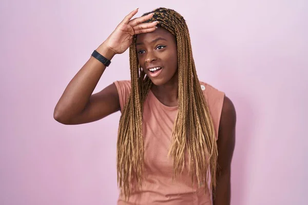 Africká Američanka Vlasy Spletené Stojící Nad Růžovým Pozadím Velmi Šťastná — Stock fotografie