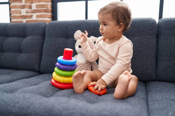 Adorable Bebé Hispano Jugando Con Aros Juego Sentado Sofá Casa — Foto de Stock