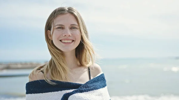 Genç Sarışın Turist Plajda Havluyla Kaplanmış Bikini Giyiyor — Stok fotoğraf