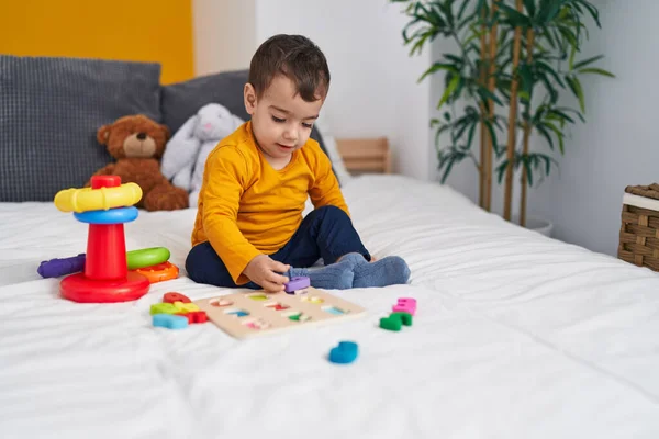 Sevimli Spanyol Çocuk Yatak Odasında Oturmuş Bulmaca Oynuyor — Stok fotoğraf