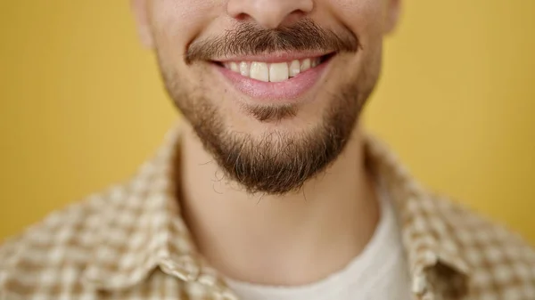 Młody Arabski Człowiek Uśmiechnięty Pewny Siebie Stojąc Odizolowanym Żółtym Tle — Zdjęcie stockowe