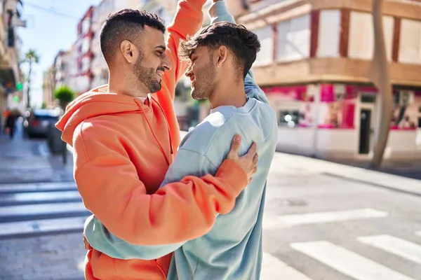 Dois Homens Casal Sorrindo Dança Confiante Rua — Fotografia de Stock